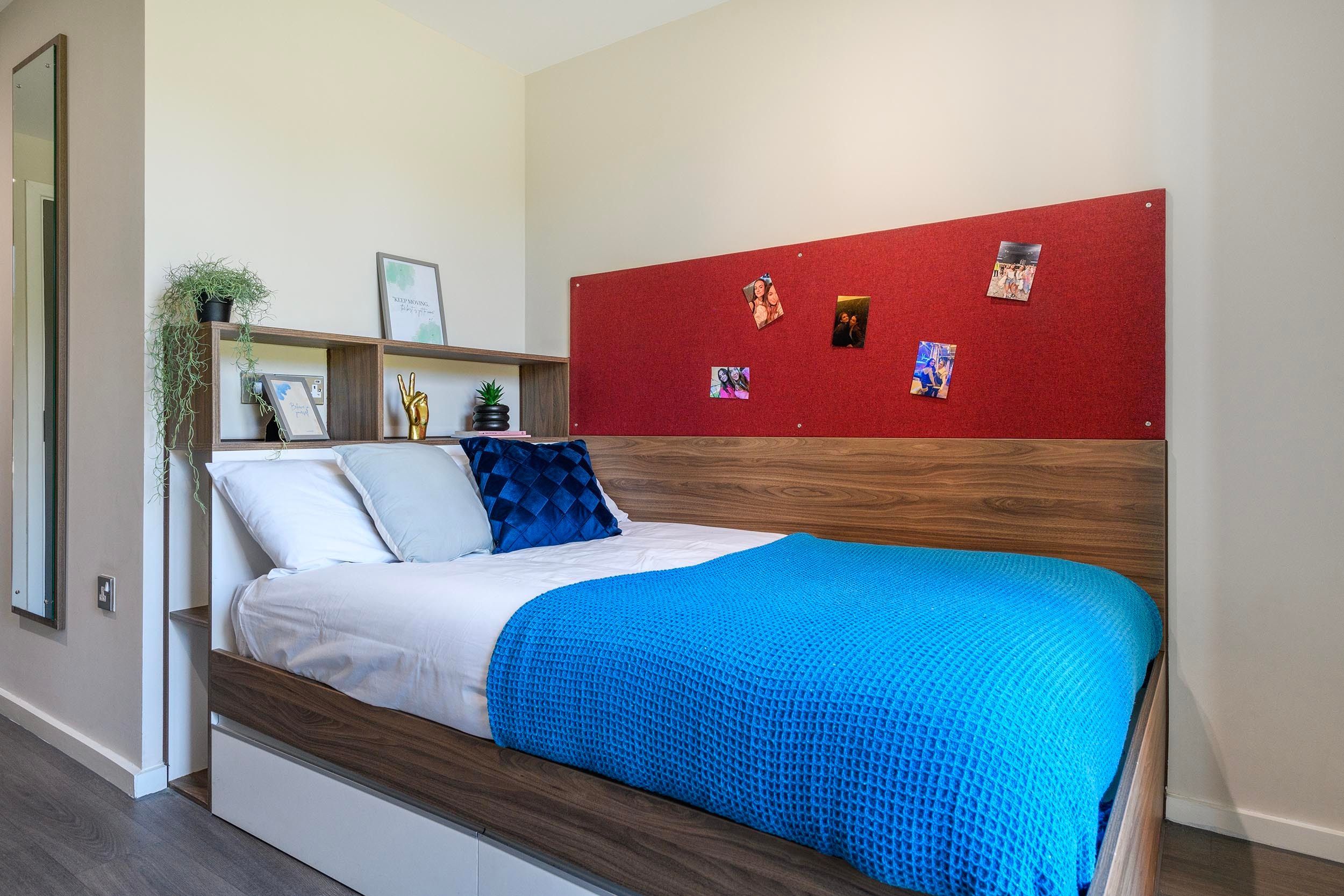 Bedroom Bronze (shared bathroom 15)